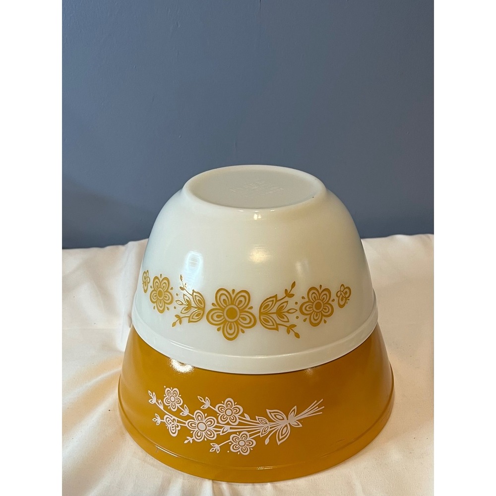 Vintage Pyrex Woodland Cinderella Mixing Bowls 401 402 Yellow White Set of 2